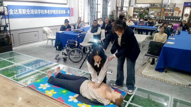 视频教程能否替代真人示范？养老护理培训的误区与出路